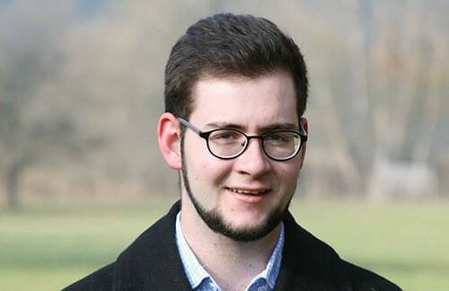 Elias Keßler, BA CCM, 4. Semester: So richtig wohl fühlt sich Elias Keßler erst, wenn der Baum brennt. Der CCMler engagiert sich in studentischen Projekten, aber auch in Friedrichshafen und Umgebung. Neben der ortsansässigen Vereinskultur ist er vor allem bei der Wasserwacht aktiv. Spaß, Vorbildfunktion und das Vertrauen ineinander sind seine wichtigsten Motivatoren.